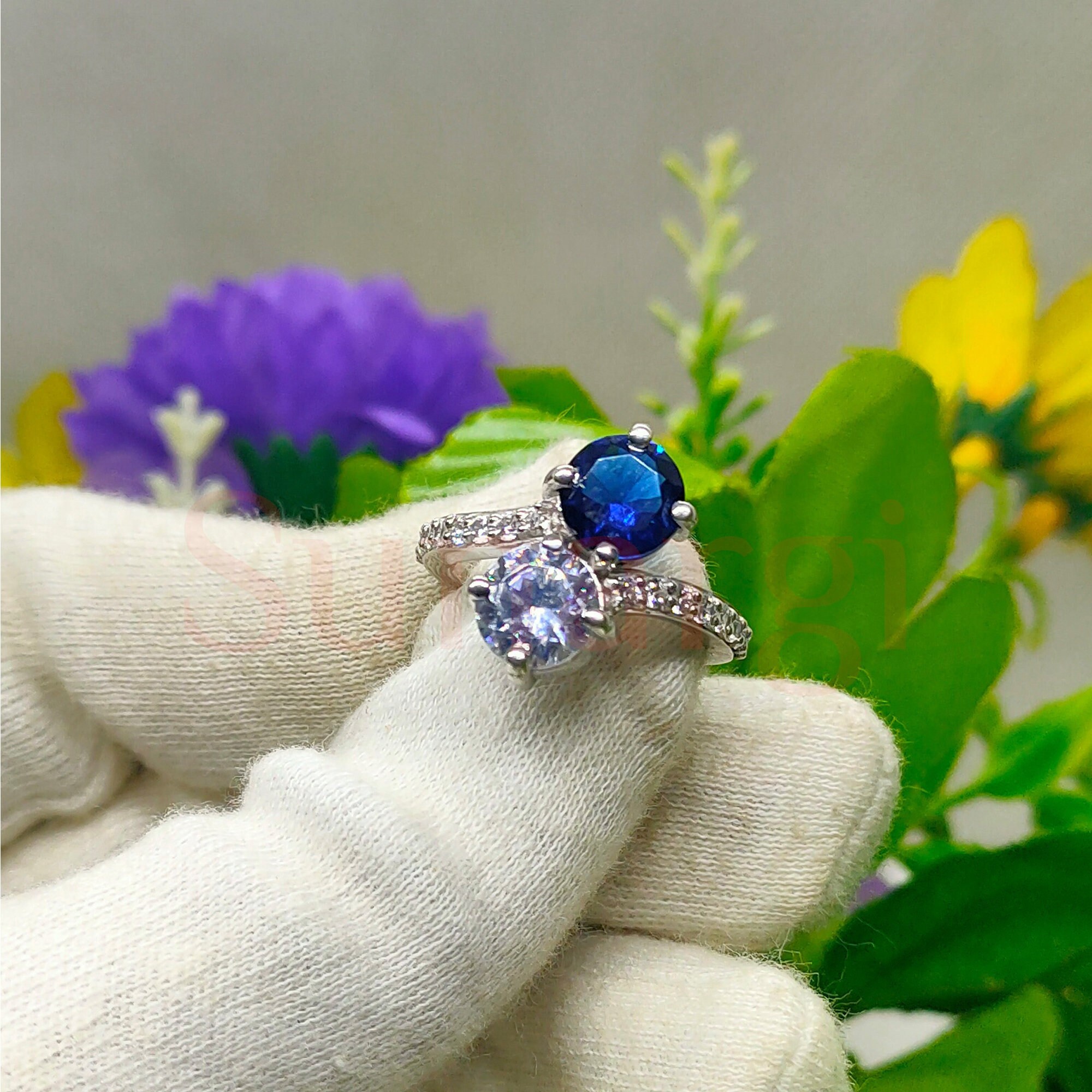 アクセサリー GARNI Round Stone Pierce(BLUE) 14K White Gold Round Sapphire and Diamond Engagement Ring