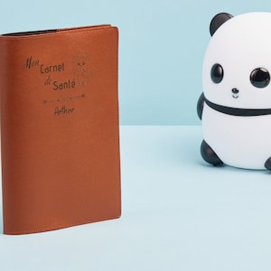Protège Carnet de Santé Personnalisé Marron, Etui Carnet de Santé Made in France. Cadeau parfait pour une Naissance