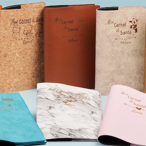 Protège Carnet de Santé Personnalisé, Etui Carnet de Santé Made in France. Cadeau parfait pour une Naissance