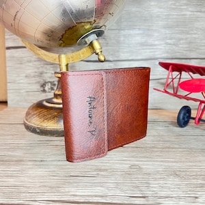 Cartera de hombre personalizada en color marrón. Fabricado en Francia, en nuestro taller de Sarthe, Voopies.