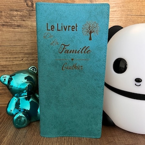 Protège Livret de Famille Personnalisé Bleu Ciel, Etui livret de Famille 100% Personnalisable, Pochette Made in France. Idée Cadeau Famille.