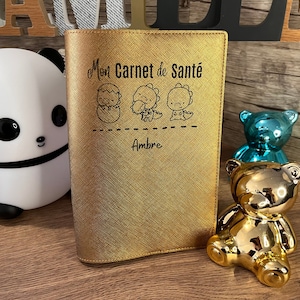 Protège Carnet de Santé Personnalisé Or, Etui Carnet de Santé Made in France. Cadeau parfait pour une Naissance