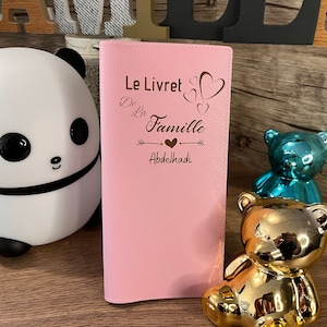 Protège Livret de Famille Personnalisé Rose, Etui livret de Famille 100% Personnalisable, Pochette Made in France. Idée Cadeau Famille.
