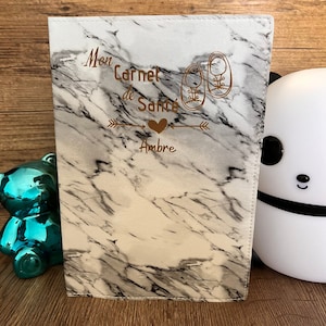 Protège Carnet de Santé Personnalisé Marbre Blanc, Etui Carnet de Santé Made in France. Cadeau parfait pour une Naissance