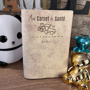 Protège Carnet de Santé Personnalisé couleur Beige, Etui Carnet de Santé Made in France. Cadeau parfait pour une Naissance