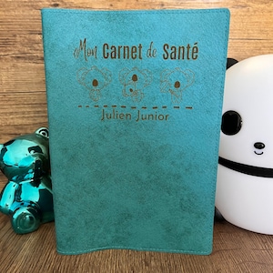 Protège Carnet de Santé Personnalisé Bleu Ciel, Etui Carnet de Santé Made in France. Cadeau parfait pour une Naissance