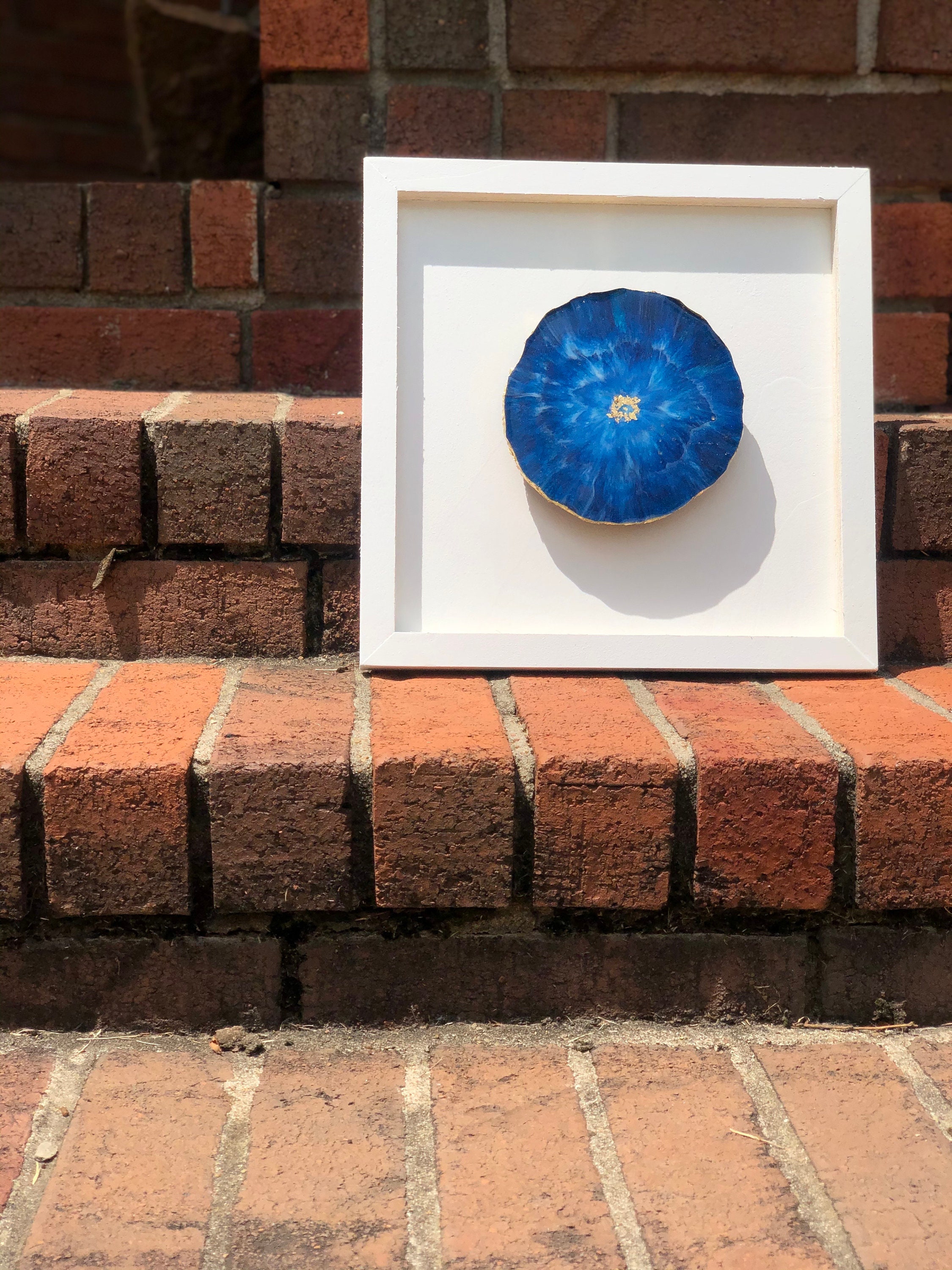 Arte medallón geode de resina azul en caja de sombra blanca | Etsy