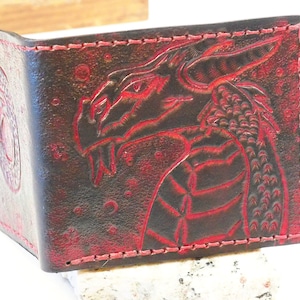 Monedero Bifold de cuero para hombre; Monedero personalizado hecho a mano; Monedero Dragón Rojo y Negro; Seis ranuras para tarjetas, dos bolsillos secretos