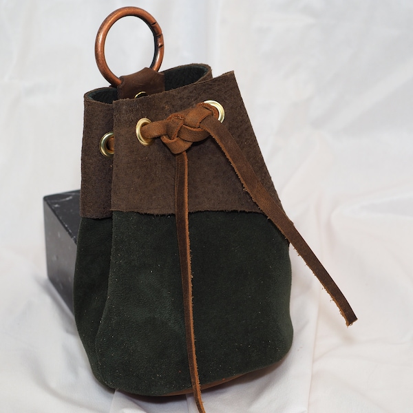 ROUND DRAWSTRING POUCH WITH FEATHERS LETTERS TO LEO