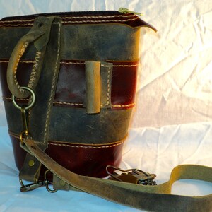Bolso de rayas de cuero redondo de cuero personalizado; Bolsa de cubo; Satchel Medieval; Saddlebag; Personalización disponible; Bolso de hombro; Bolsa de cuerpo cruzado