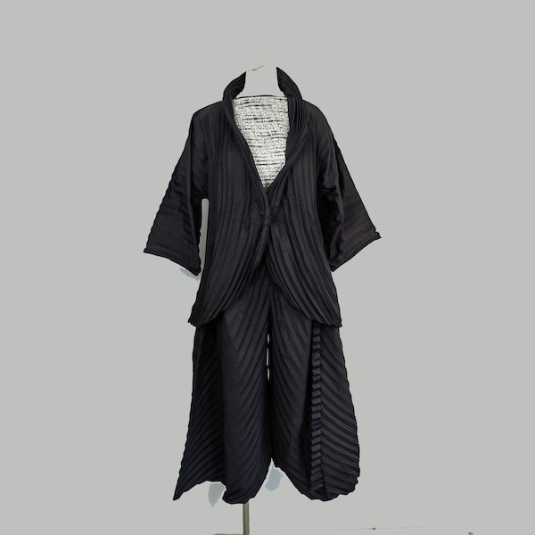 Ensemble haut et pantalon noirs plissés, chemise en forme de sculpture et pantalon large, haut de forme créative en tissu à plis