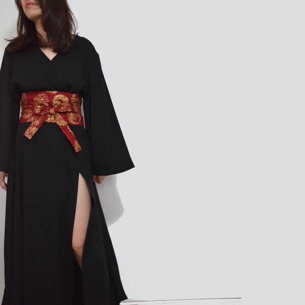 Robe Maxi en mélange de lin noir avec bande de taille brodée OBI Robe fendue à col en V Manches larges Neza Studio Fabriqué sur commande Robe longue fendue noire