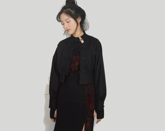 Top court chinois à fermeture par basculeur Manches longues Chemise courte Manches larges Chemisier noir de style oriental Neza Studio Croptop noir