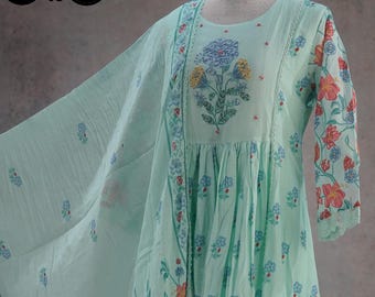 Conjunto de Kurti Palazzo Dupatta Salwar de algodón Mul puro azul claro con canesú acampanado bordado para fiestas y festivales de mujeres indias. Kurti de diseñador.