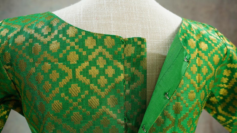 Green, Red, Black, Gold Brocade ready-made blouse, Back open blouse No Padding, Indian Wedding blouse, Saree Blouse, Sari Blouse, Bollywood Bild 7