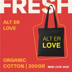 Puede incluir: Una bolsa de tela negra con el texto "ALTER LOVE" en amarillo en la parte delantera. La bolsa está hecha de algodón orgánico y pesa 200 gramos. La bolsa se muestra sobre un fondo rojo con el texto "FRESH" en blanco y "NEW LOOK 2023" en negro.