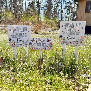 Cartel Resistente Clima Con Estaca Cartel De Aluminio 'Pardon The Weeds' - 17.5x22 Cm, Con Estaca Para Jardín O Patio Decoración Exterior Abejas