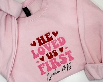 Sudadera cristiana de San Valentín • Él nos amó primero 1 Juan 4:19 Suéter bordado • Regalo basado en la fe para ella