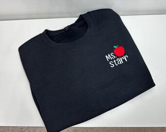 Camiseta personalizada para maestros • Nombre del maestro bordado • Camiseta personalizada de manzana para maestros • Regalo para maestros de regreso a clases • Camiseta de agradecimiento para maestros