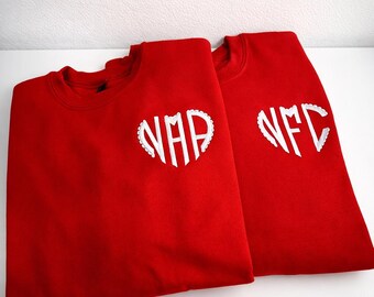 Sudadera con monograma de corazón bordado • Cuello redondo con iniciales personalizadas