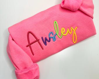 Sudadera de cuello redondo con nombre bordado personalizado • Letras de arcoíris • Sudadera rosa • Abullonada 3D