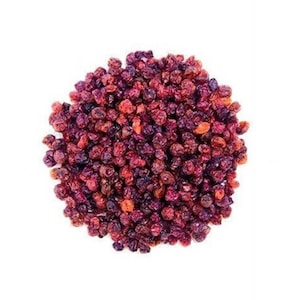 Könnte beinhalten: Ein Haufen getrockneter, dunkelroter Beeren vor einem weißen Hintergrund. Die Beeren haben eine runzelige Textur und variieren in Rot- und Lilatönen. Das Bild ist eine Draufsicht, wobei die Beeren den Rahmen ausfüllen.