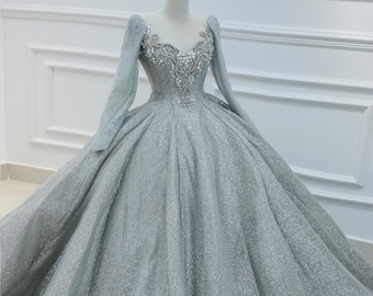 Robe de mariée gris/argenté à manches longues ou manches tombantes avec corsage perlé et robe de bal scintillante avec tulle pailleté - différents styles