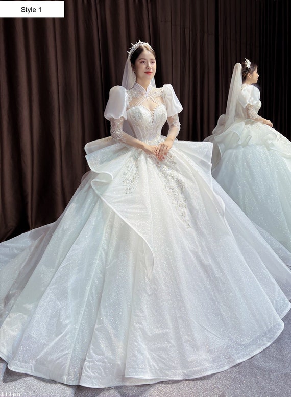 EMERLAD | Princess-cut wedding dress with V-neck | Pronovias Privée