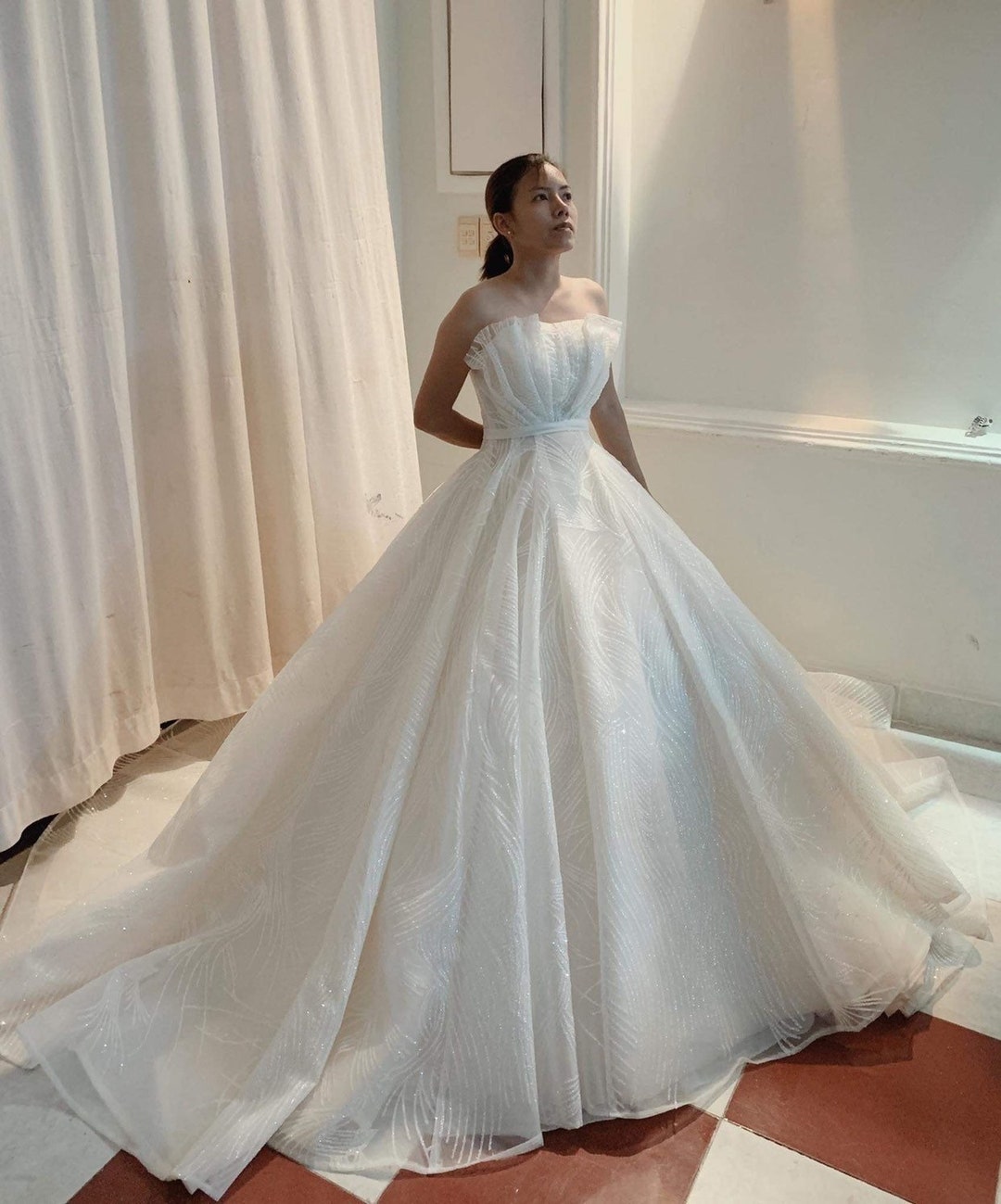 Sparkling Off-The-Shoulder Sleeveless Court Train Wedding Dresses main image 1