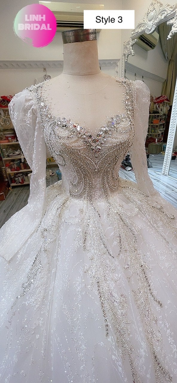 Princesse lumineuse blanche étincelle corsage en dentelle perlée manches  longues robe de mariée avec tulle scintillant scintillant divers styles -   Canada