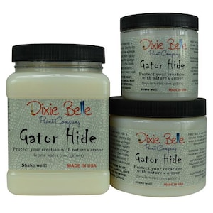 K&ouml;nnte beinhalten: Drei Flaschen des Schutzmittels Gator Hide von Dixie Belle Paint Company. Die Flaschen sind mit dem Produktnamen und Gebrauchsanweisungen versehen. Das Produkt wird als wasserabweisend f&uuml;r den Schutz von Kreationen beschrieben.