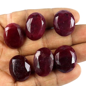 Natürliche ovale facettierte Rubine: Rote Rubine in verschiedenen Ringgrößen (252 ct/6 Stück)