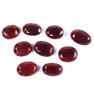 Pierres précieuses rubis ovales à facettes naturelles : lot de rubis rouges pour bagues (272 ct/9 pièces)