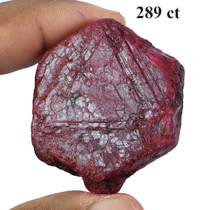 Natürlicher Roter Rubin Rohstein, abgebautes Hexagon Edelstein, 96-683 ct