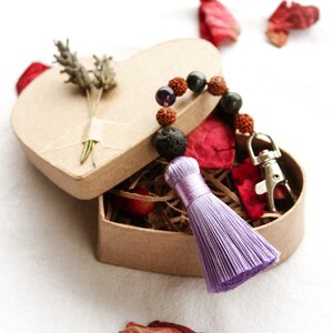 Amuleto Mala, caja de corazón ecológica, carta escrita a mano, pétalos de rosa.
