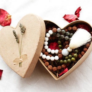 108 Collar Bead Mala, caja de corazón ecológica, carta escrita a mano, pétalos de rosa.