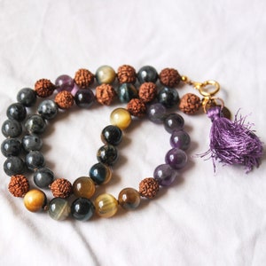 ETHER Mini Mala, Amethyst, Blau-Gelbes Tigerauge, Larvakite, Rudraksha PENTAGRAMM Elemente, Choker, Wickelarmband, Mini Quaste. Bild 1