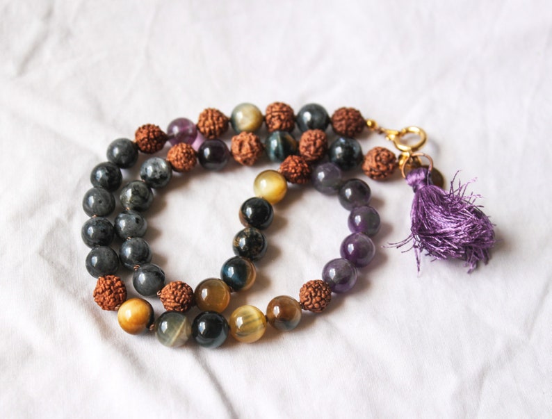 ETHER Mini Mala, Amethyst, Blau-Gelbes Tigerauge, Larvakite, Rudraksha PENTAGRAMM Elemente, Choker, Wickelarmband, Mini Quaste. Bild 1