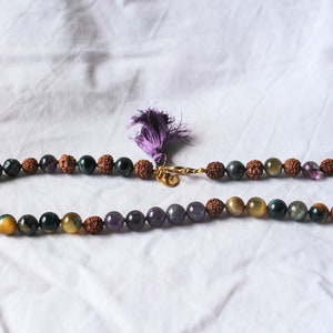 ETHER Mini Mala, Amethyst, Blau-Gelbes Tigerauge, Larvakite, Rudraksha PENTAGRAMM Elemente, Choker, Wickelarmband, Mini Quaste. Bild 6