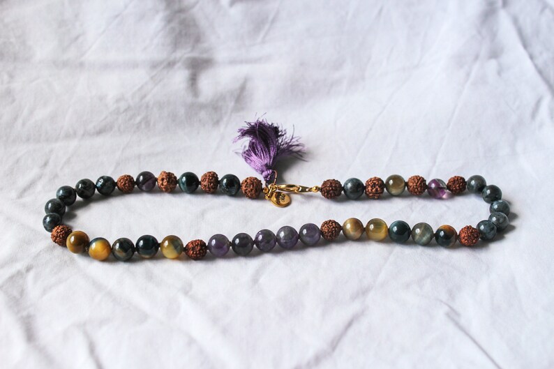 ETHER Mini Mala, Amethyst, Blau-Gelbes Tigerauge, Larvakite, Rudraksha PENTAGRAMM Elemente, Choker, Wickelarmband, Mini Quaste. Bild 6