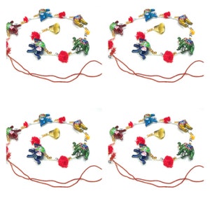 Puede incluir: Un conjunto de dos guirnaldas de elefantes coloridas con borlas rojas, campanas doradas y cuentas blancas. Cada guirnalda tiene cinco elefantes con diferentes patrones y colores.