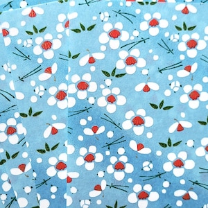 BLU038 | Weiße Margeriten auf blauem BG, Washi, Chiyogami. Yuzen , Origami Papierbogen 15cm Bogen