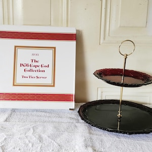 Avon Ruby Red 1876 Cape Cod 2-Tier Leckerli Serviertablett w / Hardware