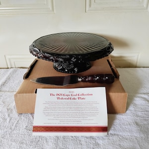 Avon Ruby Red 1876 Cape Cod Kuchenplatte mit Heber - Mint Zustand