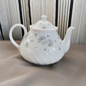Wedgwood England APRIL FLOWERS Dzbanek do herbaty z porcelany kostnej z pokrywką – stan idealny