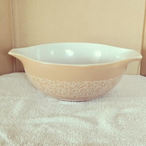 Pyrex # 443 WOODLAND 2 1/2 QT. Cinderella Nesting Mixing Bowl