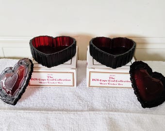 Set van 2 ~ Avon Ruby Red 1876 Cape Cod hartvormige snuisterijendoosjes - beide in nieuwstaat