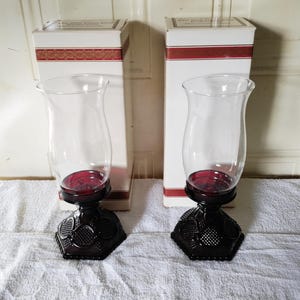 Paar Avon Ruby Red 1876 Cape Cod orkaanlampen 10-3/4" met bollen en dozen - Nieuwstaat