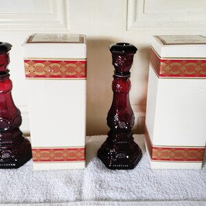 2er Set ~ Avon Ruby Red 1876 Cape Cod 8-3 / 4 "Kerzenhalter Köln Karaffen mit Boxen - Beides Mint