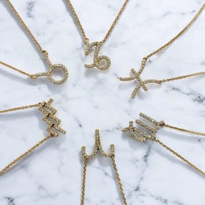 Collar de diamantes con el signo del zodíaco en oro amarillo de 14 k